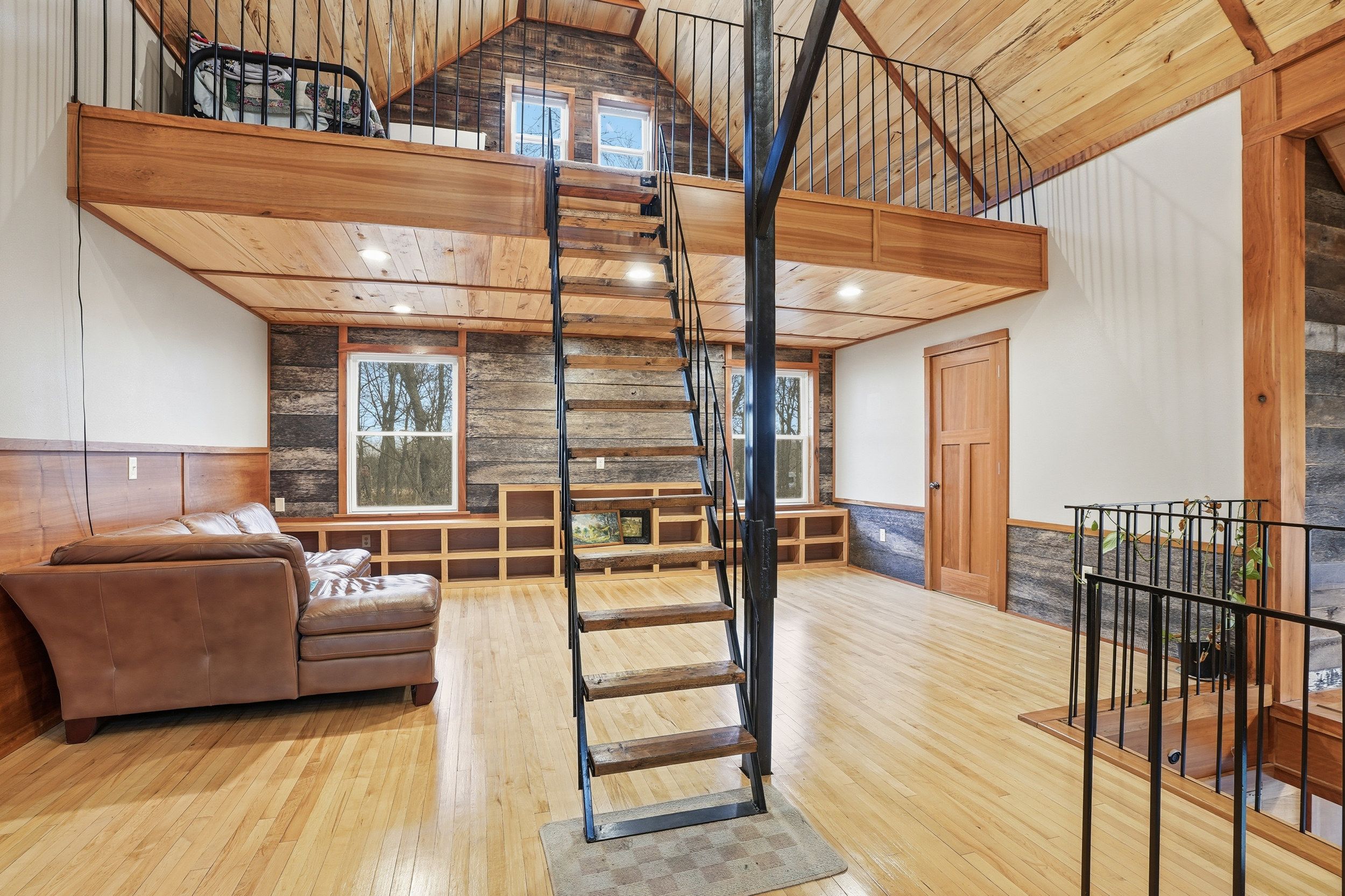 Listing Photo: 3300 Underwood Ave 0014-